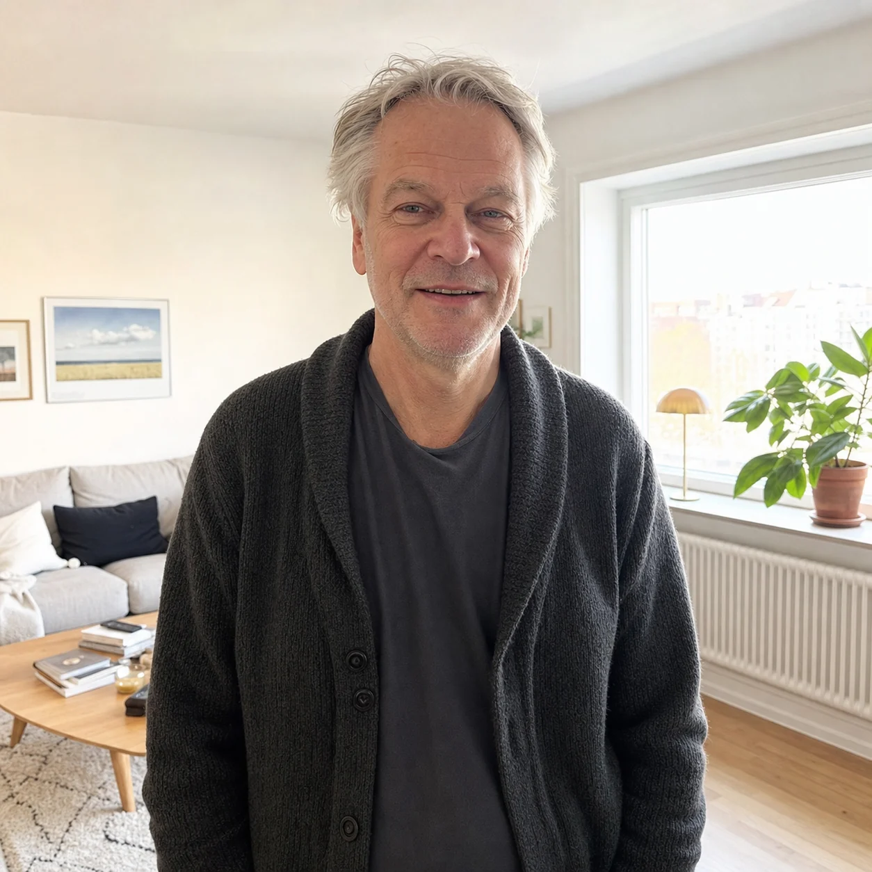 Kund vid ett rent vardagsrumsfönster